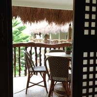 部屋の外のテラステーブル