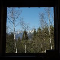 部屋の風呂から笠ヶ岳を望む