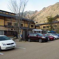 本館前の駐車場から。