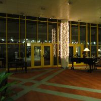 ロビー。エレベーターからここを通ってプールに行きます。