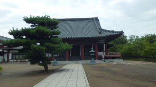 小さな山一帯の宗教公園　浄土真宗のお寺です