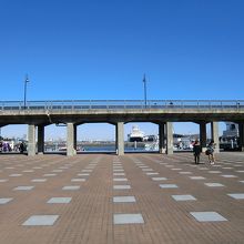 大桟橋のあたり。正面横切っているのがプロムナードです。