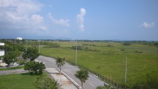 平坦の風景の中「県道黒島港線」～黒島～