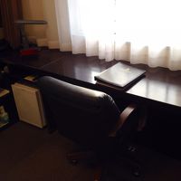 シングルルームのデスク