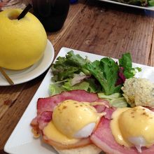 卵を割るとなかからとろり・・・