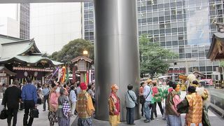 参道は超高層ビルの下