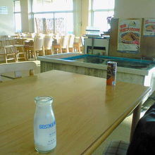 海岸近くの売店では軽食や飲み物で一息つけます。