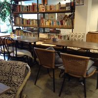 １階のカフェで朝食が食べられます