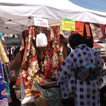 和服の婦人、和服漁ってます。