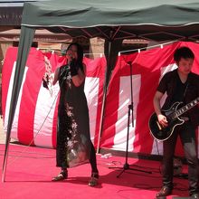 駅前で芸能もやっていて日陰で長く過ごせます。