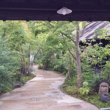 落ち着きを感じさせる入口