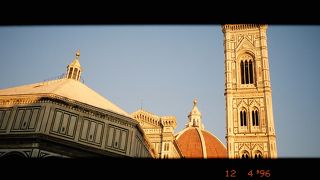 ＝ジョットの鐘楼＝　ジョットさんたちにより14世紀に完成された鐘楼