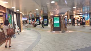 駅ナカの割にスペースが広々している