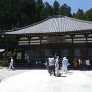 横瀬川そばの丘陵の麓にあります