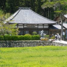 田んぼの中に参道があります