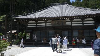 横瀬川そばの丘陵の麓にあります