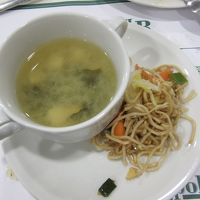 朝食は味噌汁、焼きそばがあります。