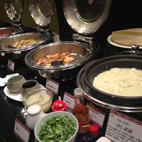 ゆし豆腐など沖縄名物も並ぶ