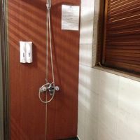 木の格子の向こうはベッドルーム。水を当てないように！