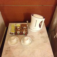 コーヒー(砂糖入り)とウーロン茶が山盛り！