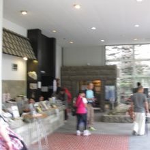 画面真ん中の入り口を入ると坑内へ！