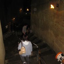 階段を降りるたびに温度が下がって行きます。