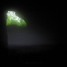 所々にある穴から差し込む日差しが神秘的