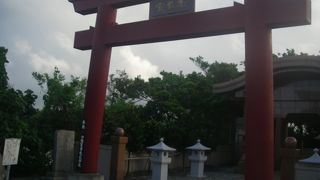 赤い鳥居が目印です