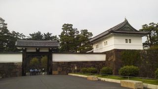 中央官庁街から皇居へ「桜田門橋」