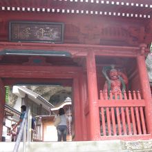 門をくぐるとすぐに社務所があります。