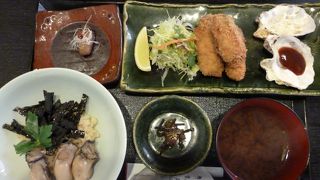 こじゃれた店内で牡蠣料理とワインが楽しめる