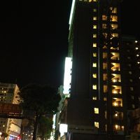 夜のホテルです。