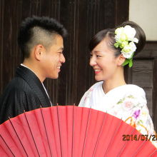 この住宅前で、結婚の記念写真を撮っていました