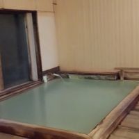 室内にある温泉、硫黄が結構きついです。
