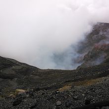 吹き上げる噴煙