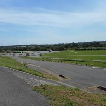 土手を登ると広場
