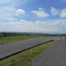 右手は常磐線の鉄橋