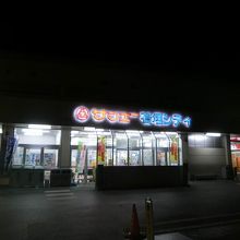 夜の店舗外観。