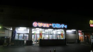 現地での食料や生活用品の調達に