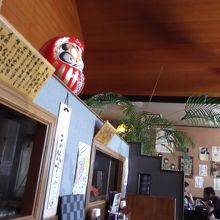 カウンター席です。天井も高い