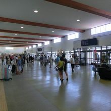 ターミナル内は天井が高く広い。