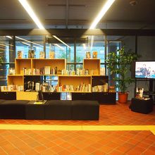 2階には演劇関係の本が読めるスペースが