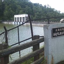 湖畔エリア側の展望台横にはダムがあります