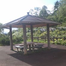 国道脇側の展望台にあるあずまやの様子
