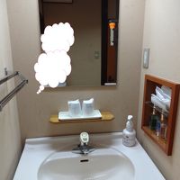 洗面台は狭い。男性用化粧水のみ有り