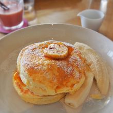 リコッタパンケーキ　w/フレッシュバナナ、ハニーコームバター