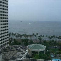 正面にマニラ湾、気持ちの良い客室です