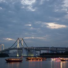 レインボーブリッジの手前には屋形船