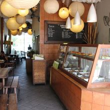 通りから見たお店