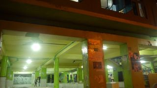 周囲は商店だらけ